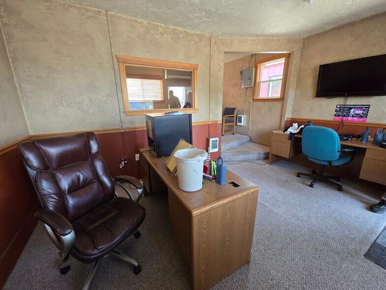 More Photos Of 1427 SW Highland Ave, Redmond Serviced Offices For Sale
