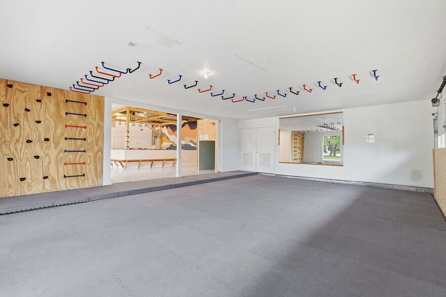 More Photos Of 13617 Fitzhugh Rd, Austin Showroom For Lease