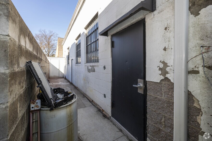 More Photos Of 910 3rd Ave, New Hyde Park Warehouse For Sale