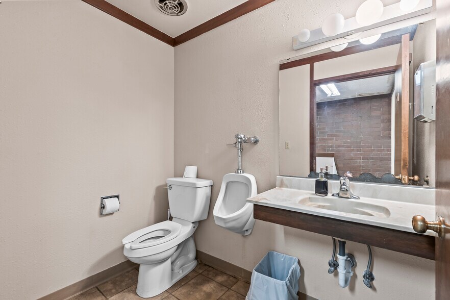 More Photos Of 411-413 N 2nd St, Yakima Office For Sale