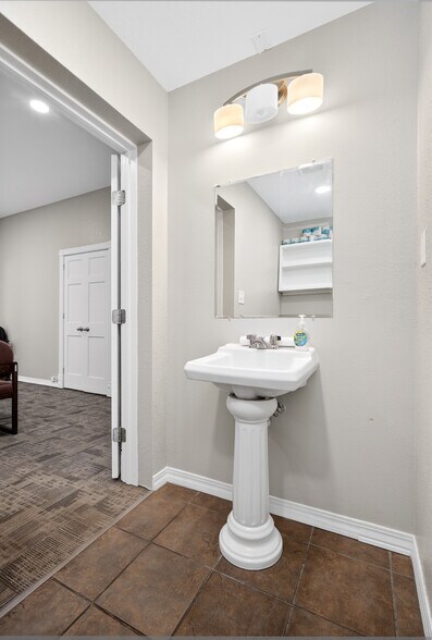 More Photos Of 2400 Tee Cir, Norman Medical For Lease