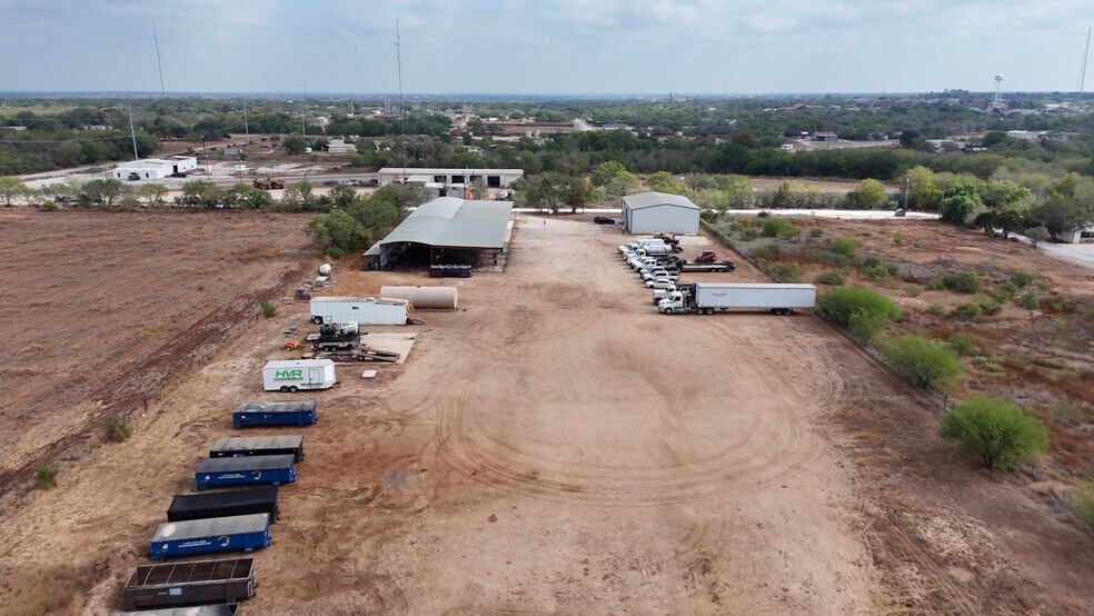 More Photos Of 204 Pr Cardinal Ln, Jourdanton Warehouse For Lease