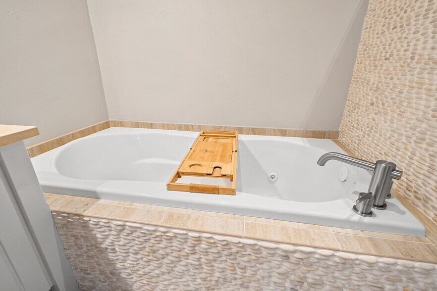 More Photos Of 408 Dousman St, Green Bay Storefront Retail Residential For Sale