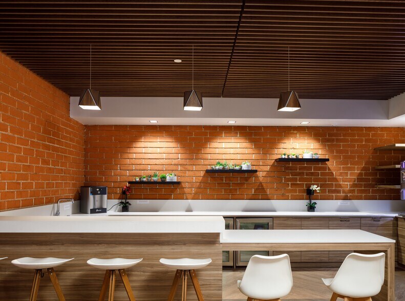 More Photos Of 16200 Ventura Blvd, Encino Office For Lease