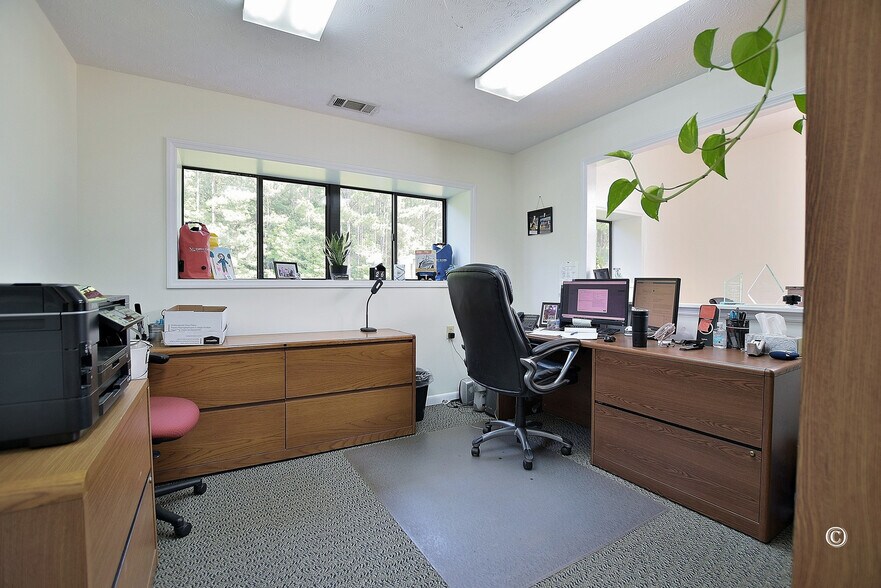 More Photos Of 300 Delano Dr, Manchester Warehouse For Sale