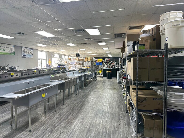 More Photos Of 105-109 NW 13th St, Grand Prairie Showroom For Lease