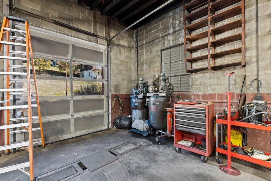 More Photos Of 512 National Rd, Wheeling Flex For Sale