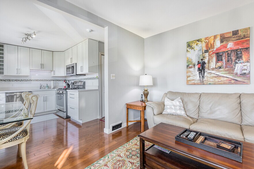 More Photos Of 2814 3rd Av W, Vancouver Hospitality For Sale