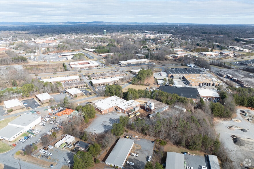 More Photos Of 980 3rd Ave SE, Hickory Warehouse For Lease