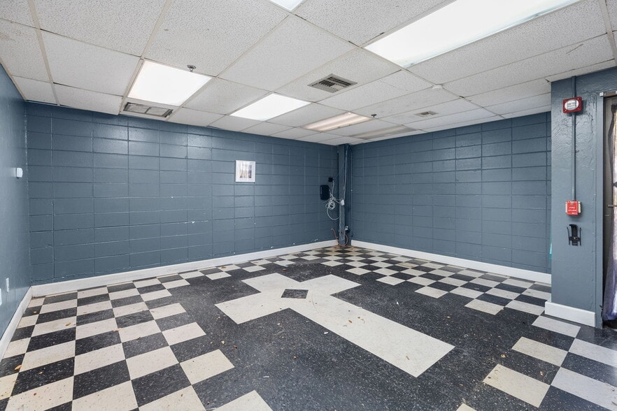 More Photos Of 2120 Collier Ave, Fort Myers Unknown For Lease