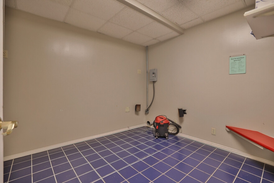 More Photos Of 107 N Bluff Rd, Collinsville Storefront For Sale