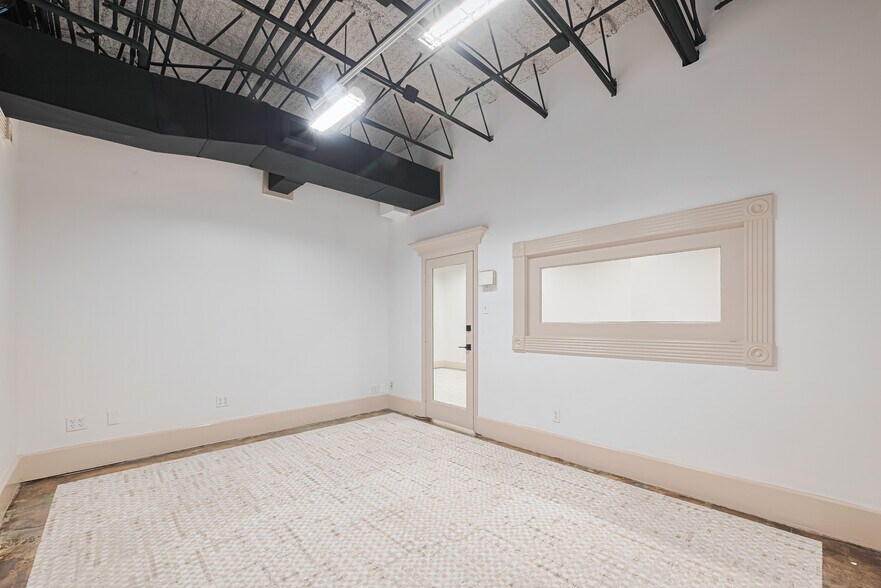 More Photos Of 1920 N Memorial Way, Houston Loft Creative Space For Lease