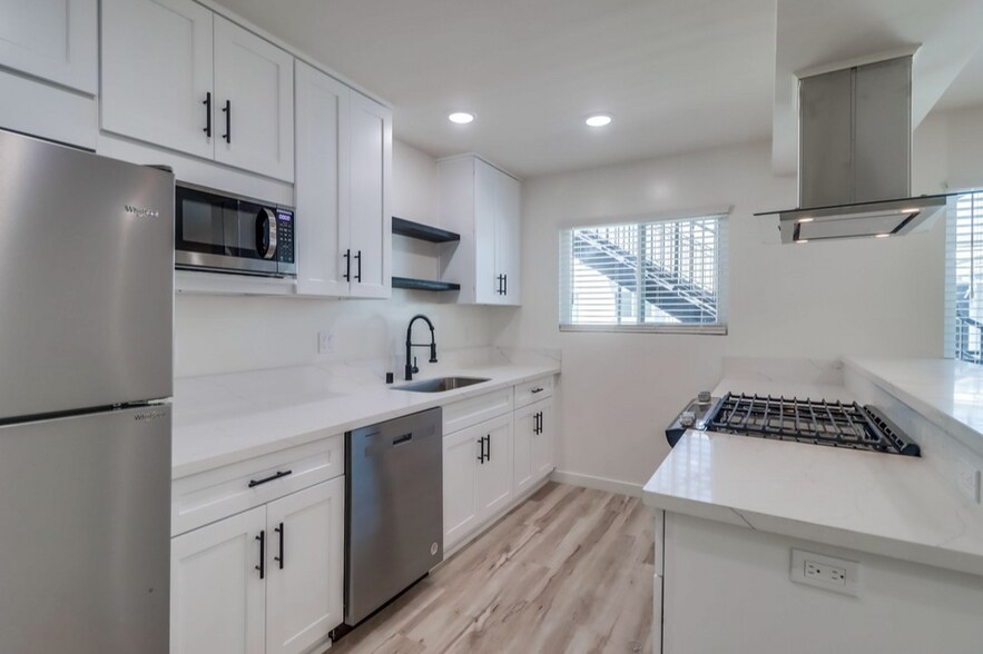 More Photos Of 1478 Hornblend St, San Diego Apartments For Sale