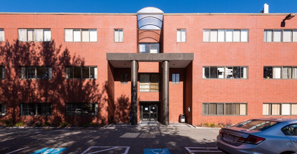 More Photos Of 39 Cross St, Peabody Medical For Lease