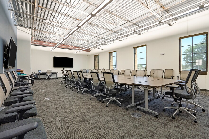 More Photos Of 1 Plaza La Prensa Rd, Santa Fe Office For Sale