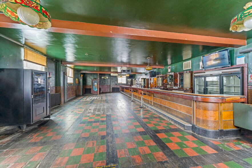 More Photos Of 105 Holbert Stretch, Dilliner Bar For Sale