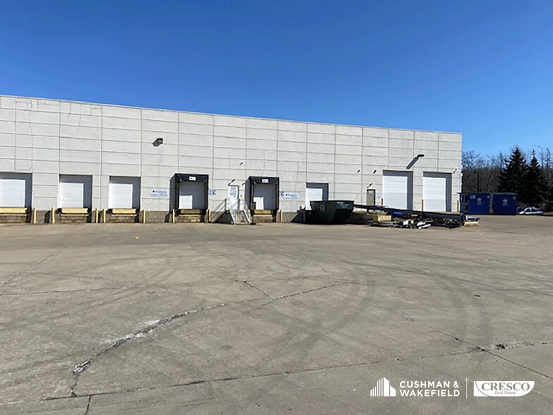 More Photos Of 17909 Cleveland Pky Dr, Cleveland Distribution For Lease