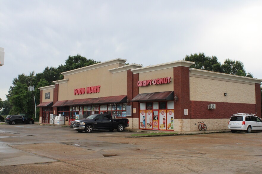 More Photos Of 2700 N University Ave, Lafayette Service Station For Lease