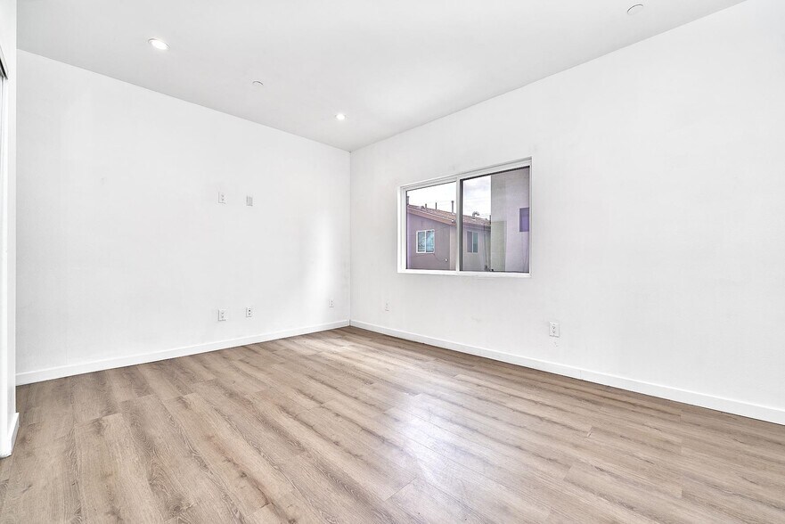 More Photos Of 550 W 47th St, Los Angeles Apartments For Sale