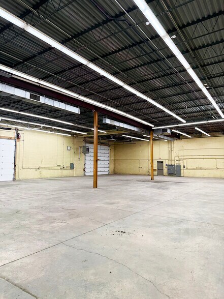 More Photos Of 375 Renner Dr, Elgin Warehouse For Lease