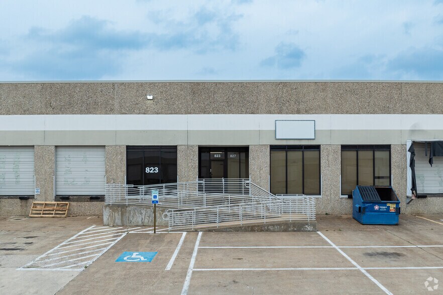 More Photos Of 502 Fountain Pky, Grand Prairie Warehouse For Lease