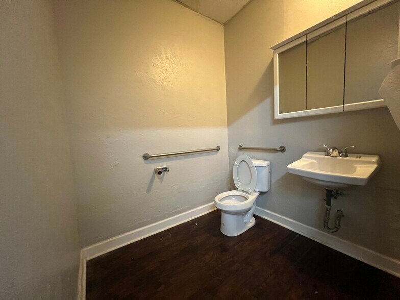 More Photos Of 1701 N Elm St, Denton Office For Sale