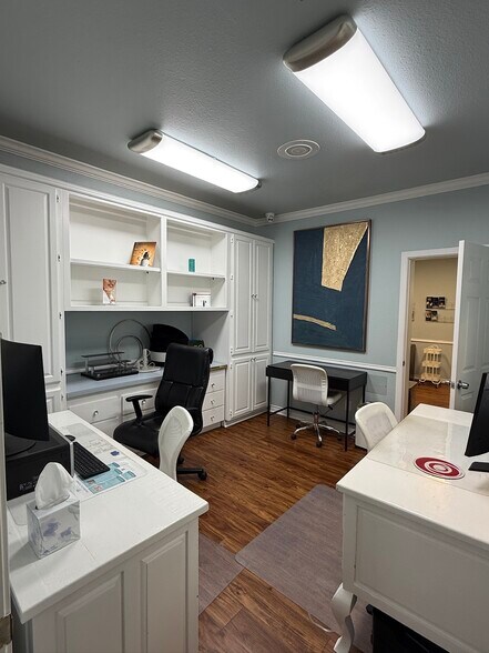 More Photos Of 600 S Harbor Ct, Granbury Office For Lease