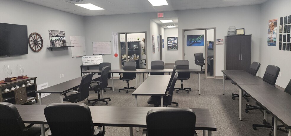 More Photos Of 2017 Corporate Dr, Wilmington Showroom For Lease