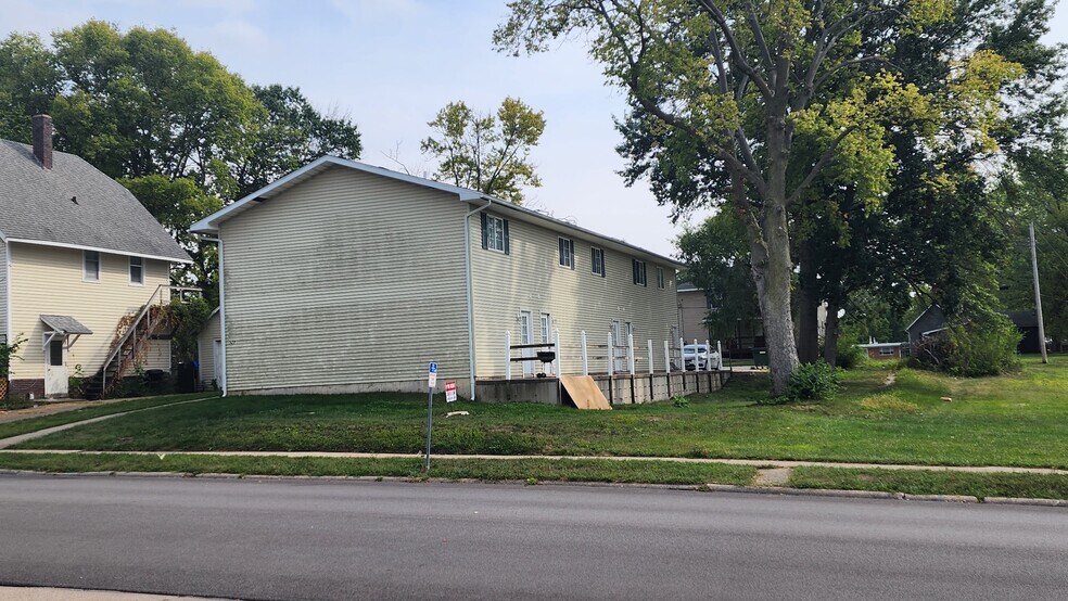 More Photos Of 527 W Murray St, Macomb Apartments For Sale