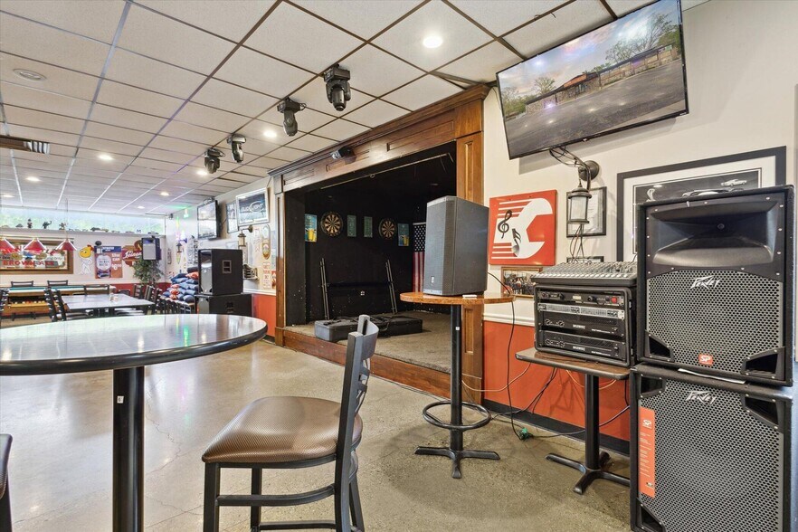 More Photos Of 3705 Ann Arbor Rd, Jackson Restaurant For Sale