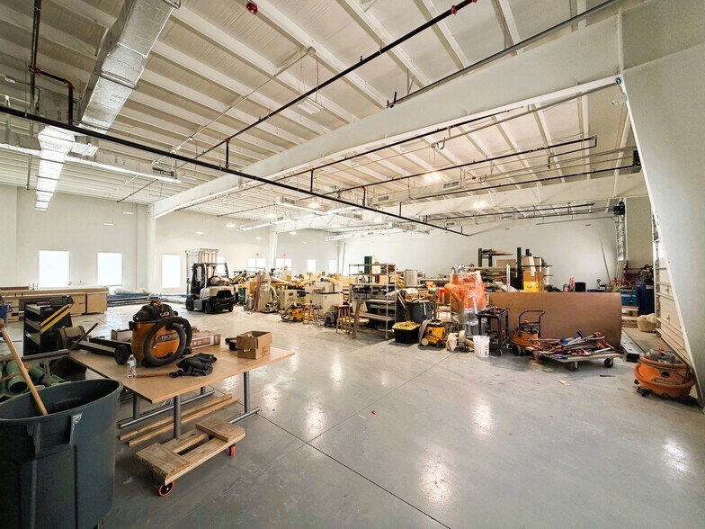 More Photos Of 16350 Innovation Ln, Fort Myers Light Distribution For Sale