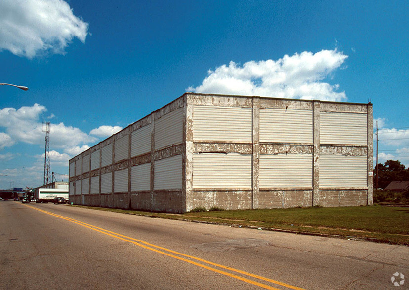 Primary Photo Of 3019 Roosevelt Ave, Indianapolis Warehouse For Sale