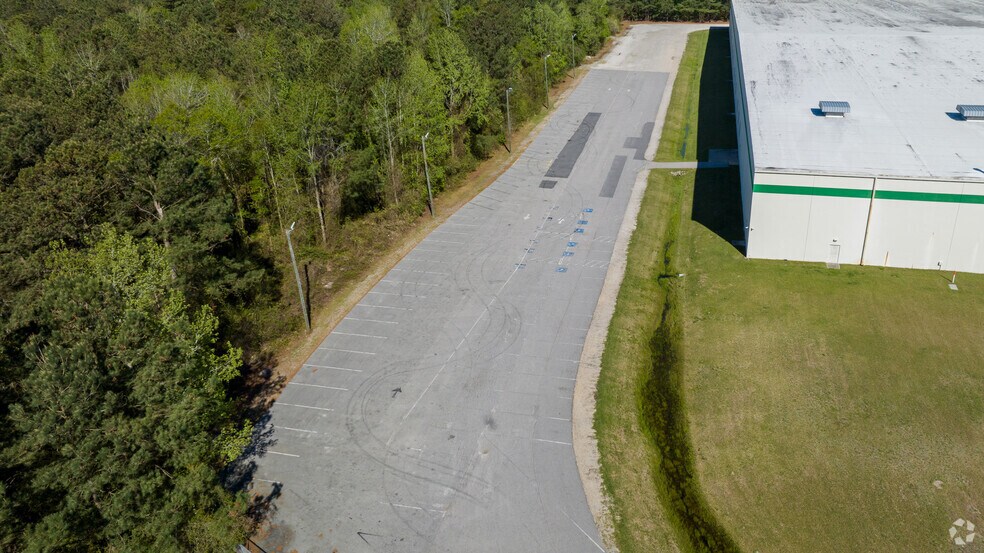 More Photos Of 4800 Corporation Dr, Fayetteville Distribution For Lease