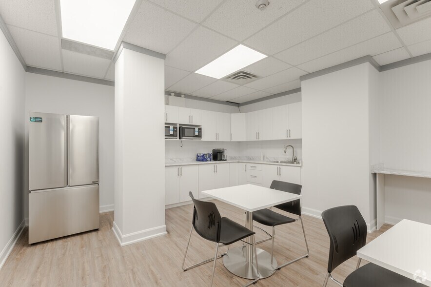 More Photos Of 700 Dorval Dr, Oakville Unknown For Lease