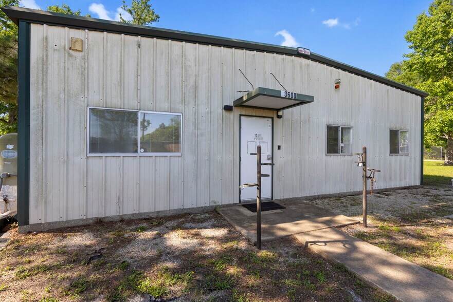 Primary Photo Of 13568 Oil Field Rd, Conroe Office Residential For Lease