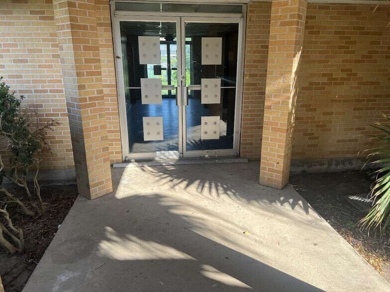 More Photos Of 1120 E Sen Carlos Truan Blvd, Kingsville Restaurant For Sale