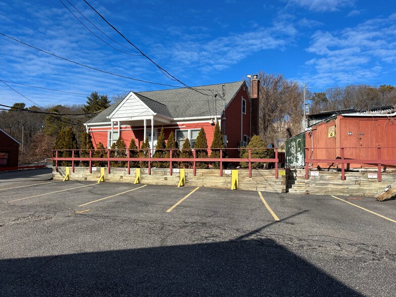 More Photos Of 879 W Jericho Tpke, Smithtown Distribution For Lease