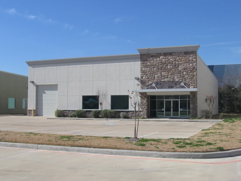 Primary Photo Of 8727 Fallbrook Dr, Houston Flex For Lease