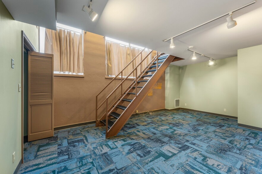 More Photos Of 1 W Market St, Corning Office Residential For Lease