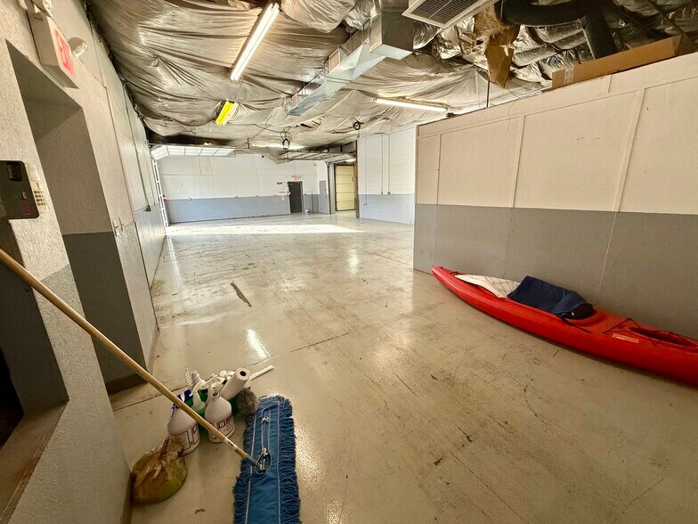 More Photos Of 702-708 Congress Park dr, Washington Township Warehouse For Lease
