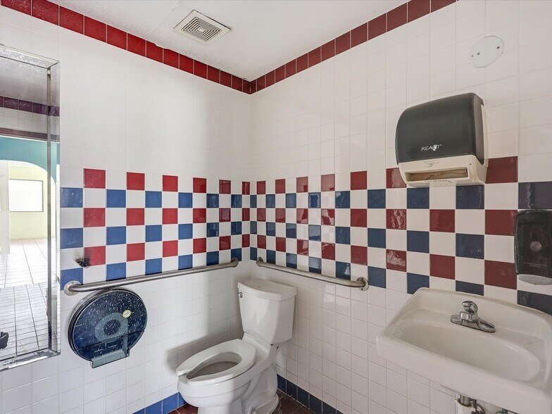 More Photos Of 1201 E Long Ave, Fort Worth General Retail For Sale