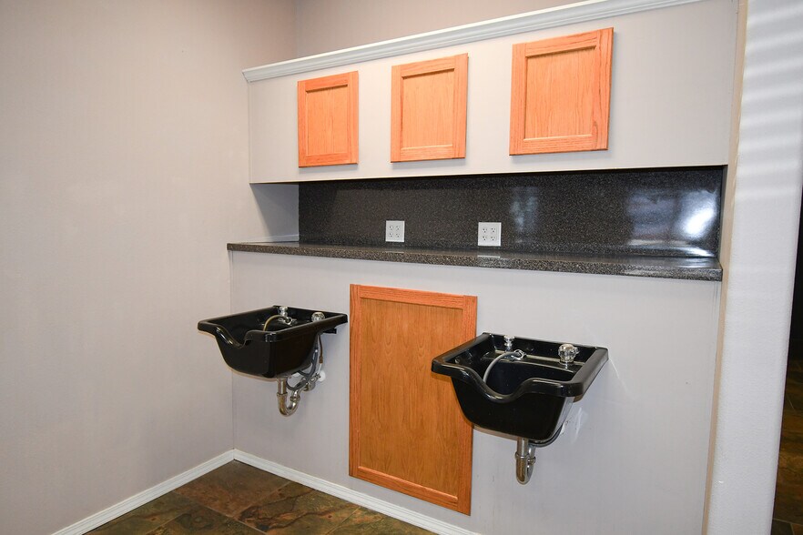 More Photos Of 455 W Ruth Ave, Sallisaw Office For Sale