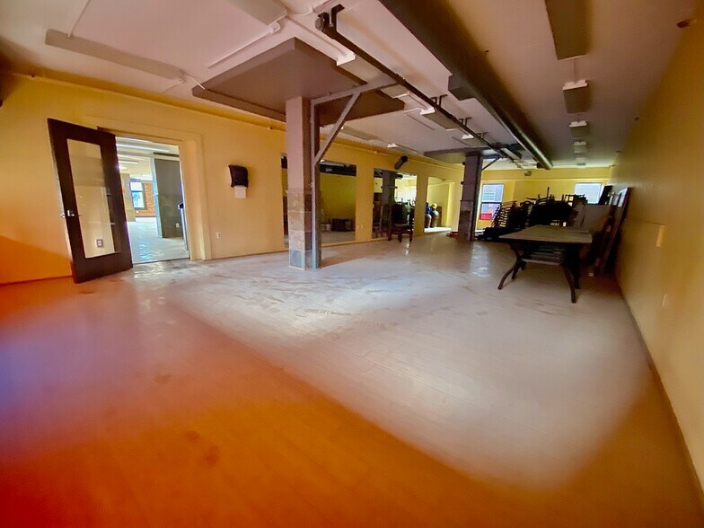 More Photos Of 10 Main St, Andover Storefront Retail Office For Lease