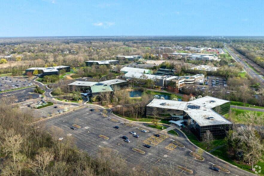 More Photos Of 2333 Waukegan Rd, Bannockburn Office For Lease