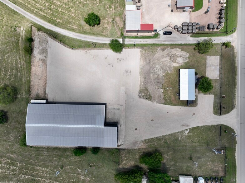 More Photos Of 4528 S Interstate 35, Alvarado Warehouse For Lease