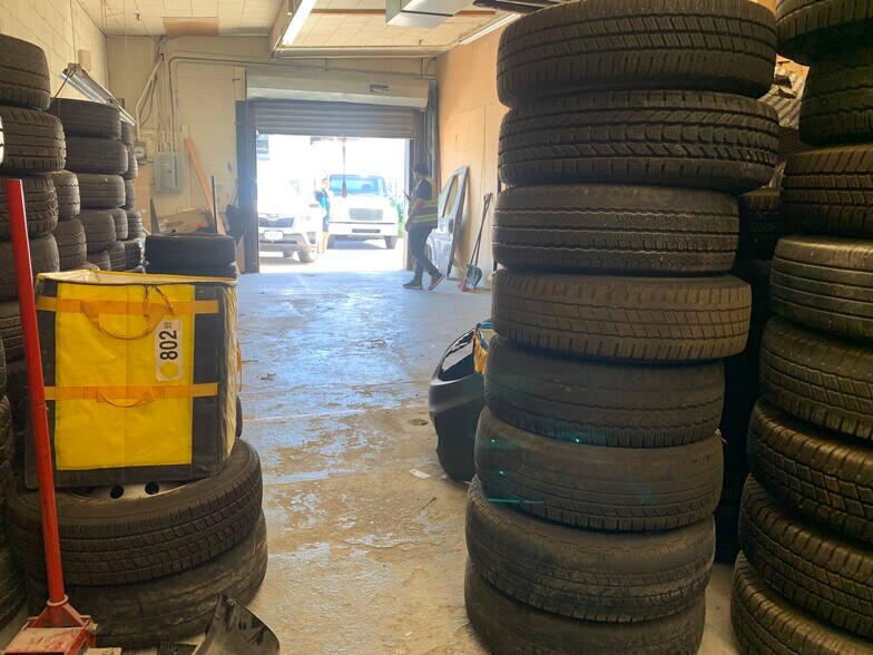 More Photos Of 235 Robbins Ln, Syosset Warehouse For Lease