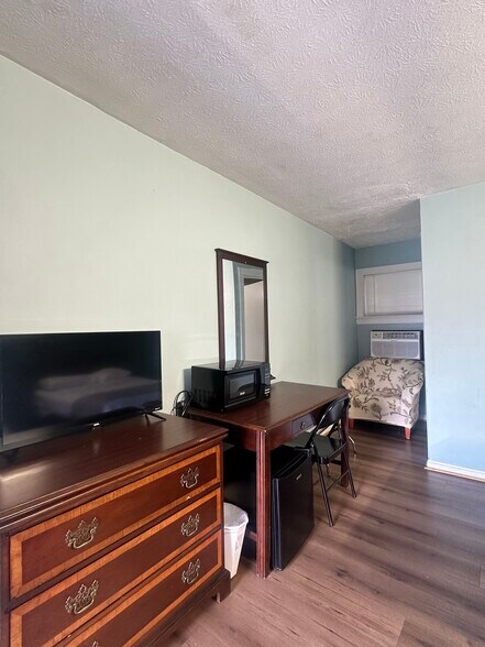 More Photos Of 124 Woods Ave, Caryville Hotel For Sale