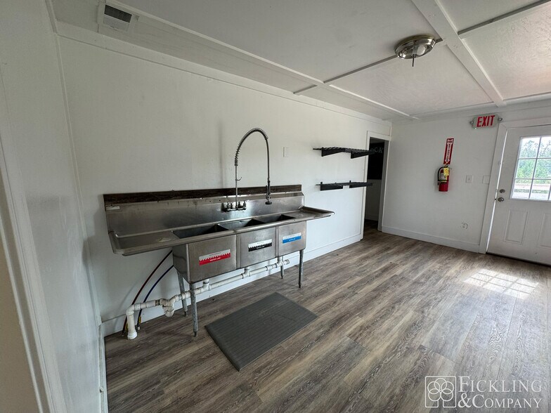 More Photos Of 411 Pea Ridge Rd, Eatonton Freestanding For Lease