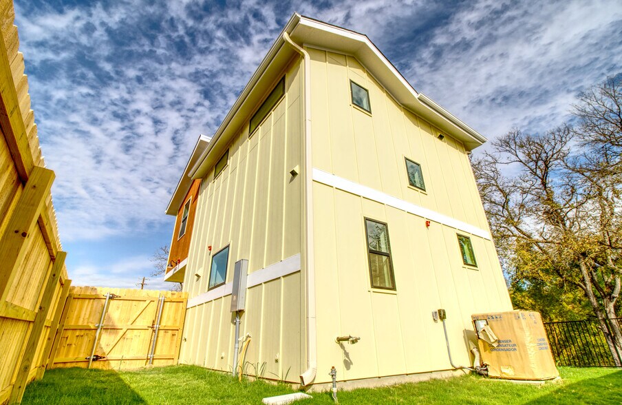 More Photos Of 2608 Bristol Dr, Austin Multifamily For Sale