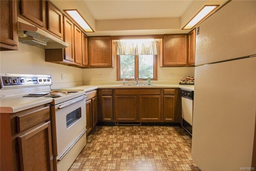 More Photos Of 16789 Kenmore Rd, Kendall Office For Sale